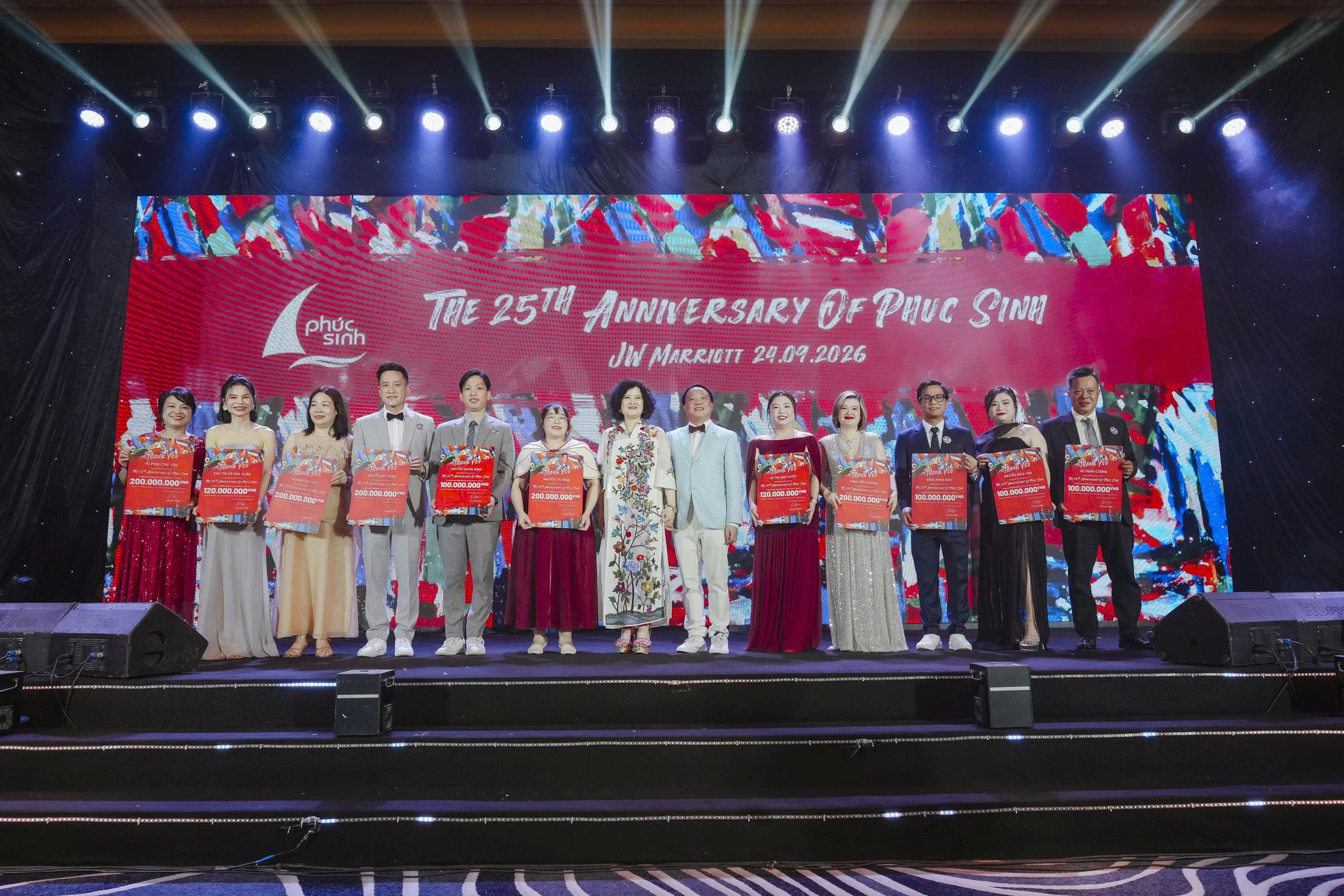 Phúc Sinh trao tặng các khoản thưởng tri ân đến các Giám đốc, Trưởng phòng, Trưởng nhóm... gắn bó lâu năm với Tập đoàn