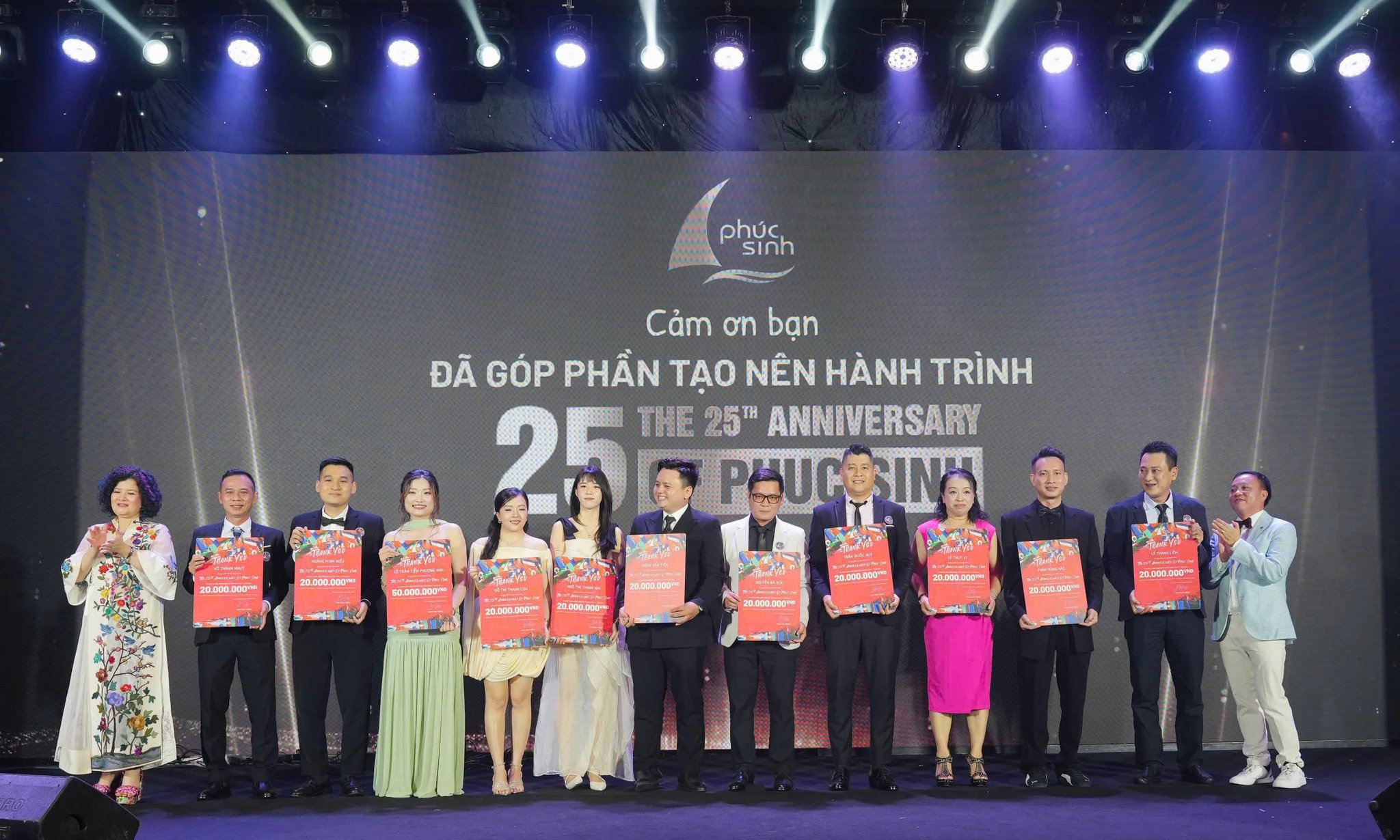 Nhiều nhân viên cũng được trao thưởng nhân kỷ niệm thành lập Phúc Sinh 25 năm.