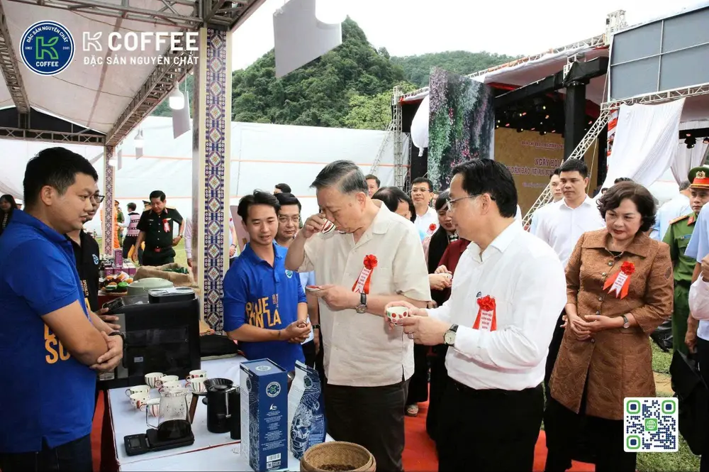 tong-bi-thu-chu-tich-nuoc-to-lam-ghe-tham-gian-hang-k-coffee-tai-son-la